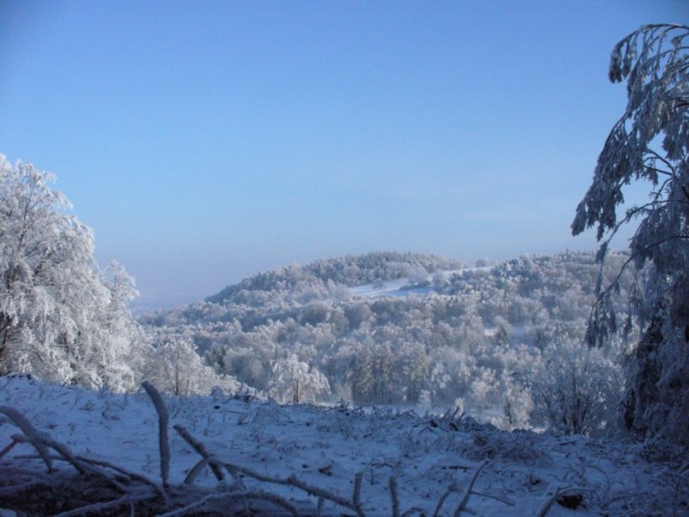 Pohled z vrchu nad sjezdovkou v H. Podluží